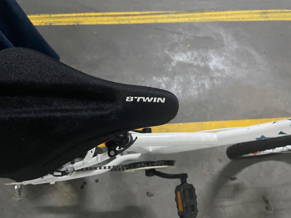 Bicicleta B’TWIN Original 100 branca com cesto