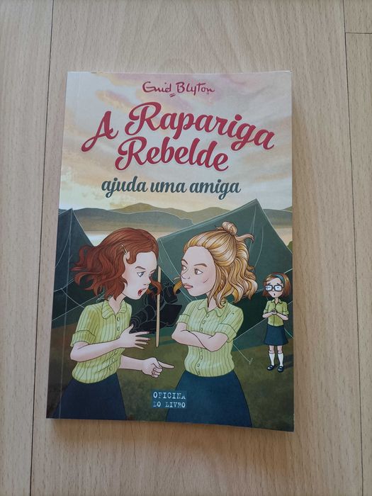 Livro-a rapariga rebelde ajuda uma amiga