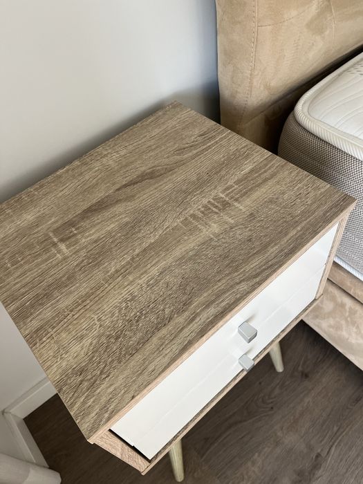 Mesas de cabeceira com pes