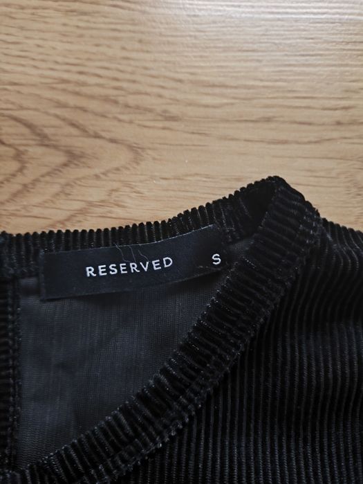 Czarna bluzka z wycięciem Reserved S