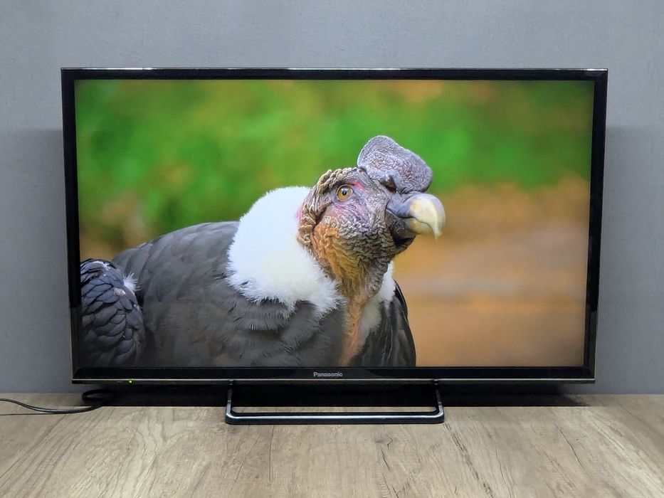 Panasonic TX-32EST606 Smart TV YouTube Full HD (1920 x 1080)