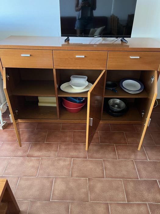 Aparador  em madeira com 3 portas e gavetas