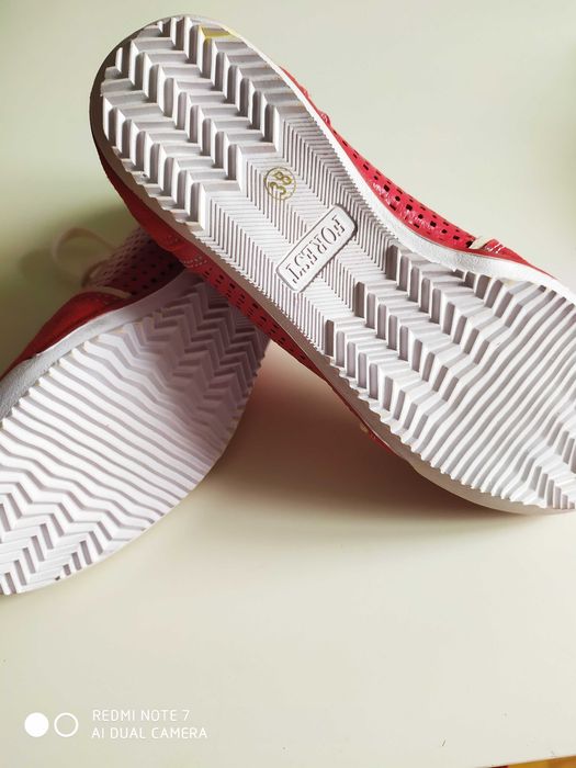 Czerwone ze skóry buty sportowe 38