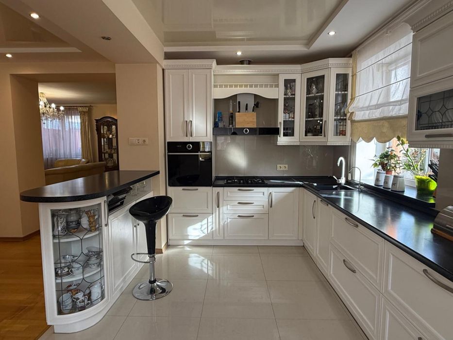 Продаж будинку Левандівка  поруч з озером та парком