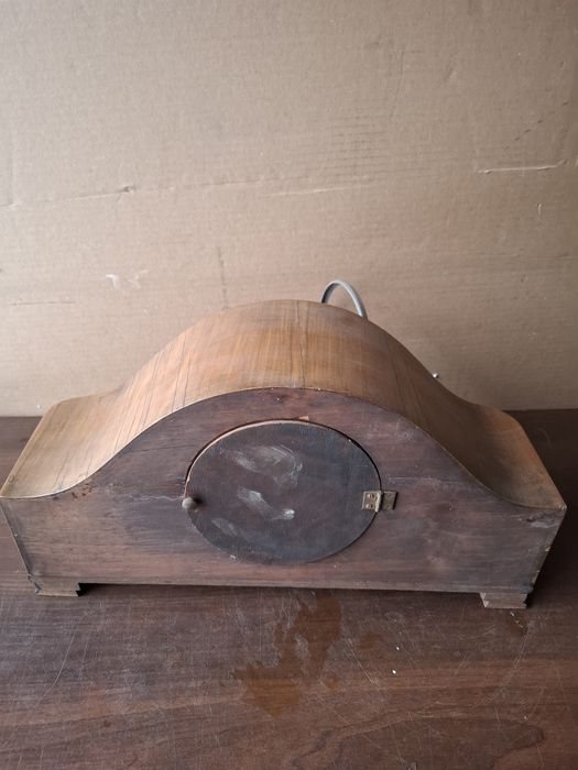 Stary zegar z czasów PRL-u