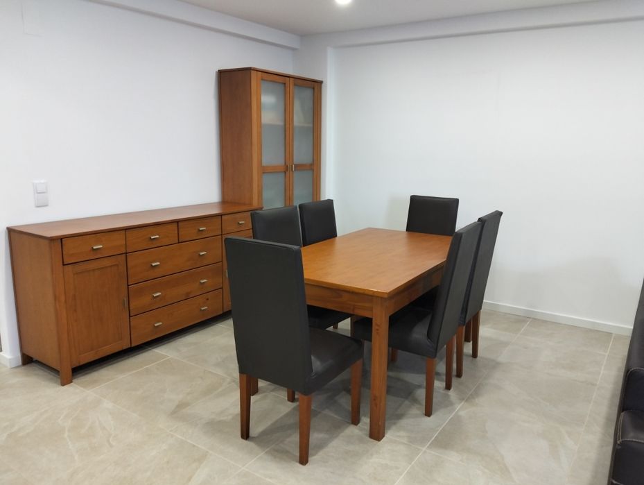 Mobília Sala de Jantar em Pinho Mel – Mesa Extensível + Vitrine + Aparador + 6 Cadeiras