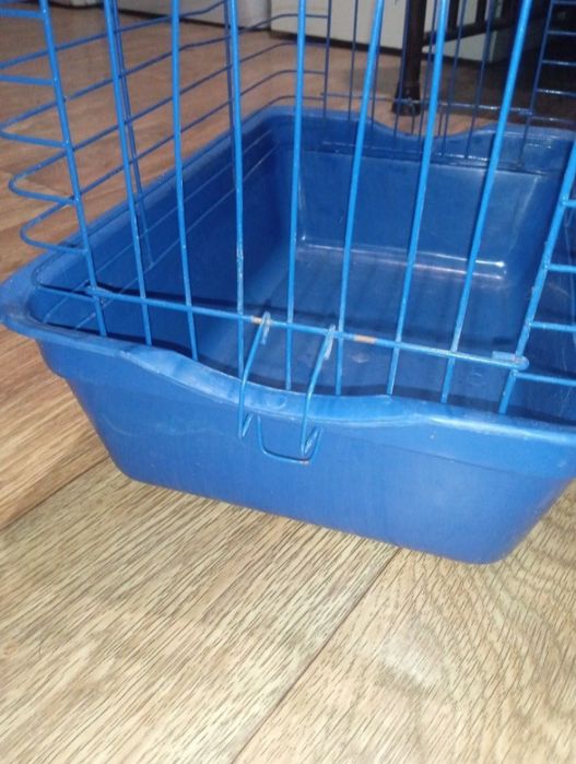 Клітка для тваринок ,з поїздкою і кормушкою.