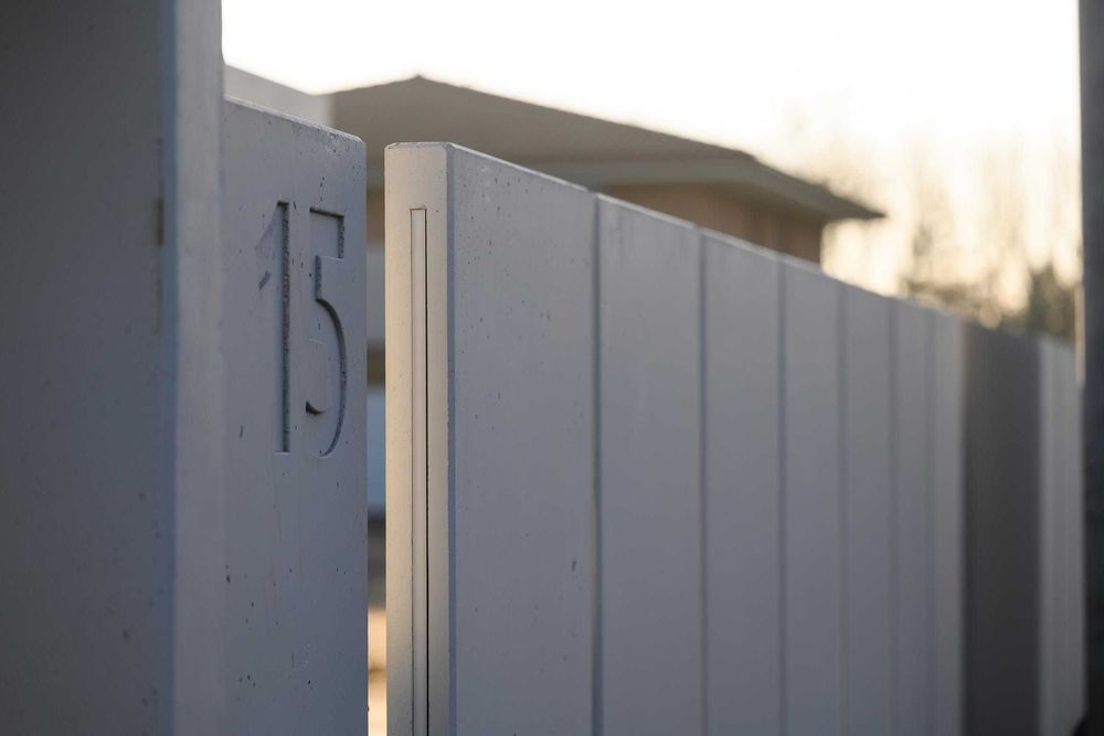 Mur ogrodzeniowy, Ogrodzenie betonowe typu L