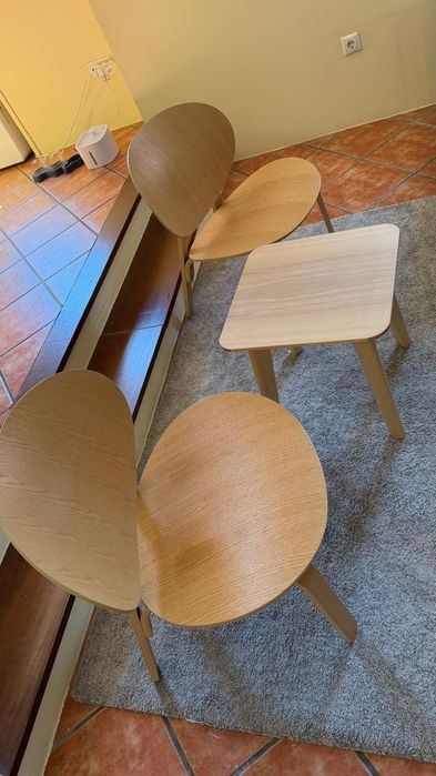 Conjunto sala composto por cadeiras e mesa