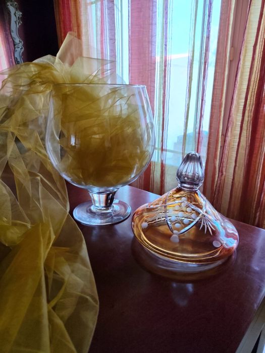 Lindíssima taça em vidro transparente com uma tampa em cristal