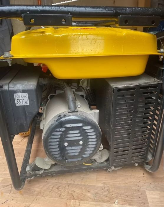 Генератор Бензиноий