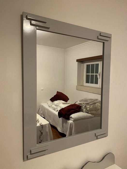 Espelho quadrado grande com moldura cizenta