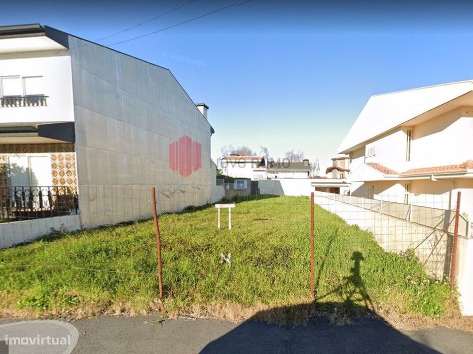 Plot of land in the center of Gueifães, 324 m², with approved project