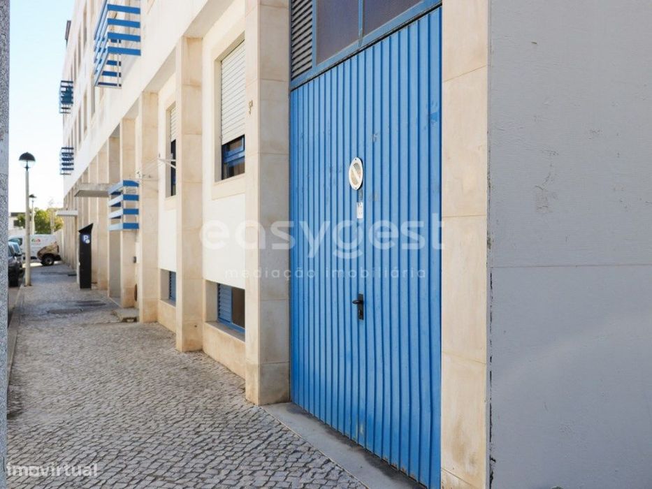 Garagem Box junto ao rio Sado e à Avenida Luísa Todi em Setúbal