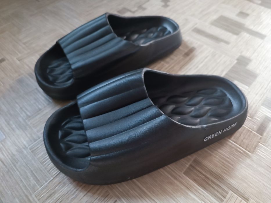 Шльопанці  тапочки