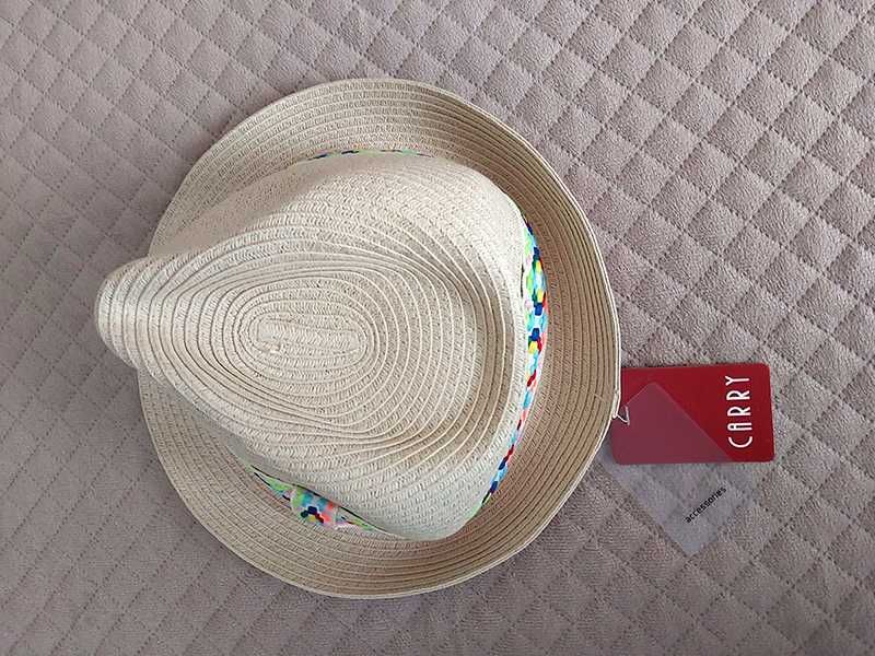 Letni kapelusz z ozdobnym wzorem