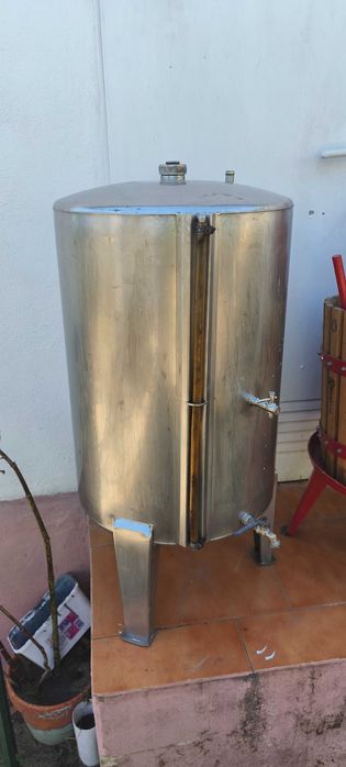Vendo conjunto de equipamentos para produção de vinho.