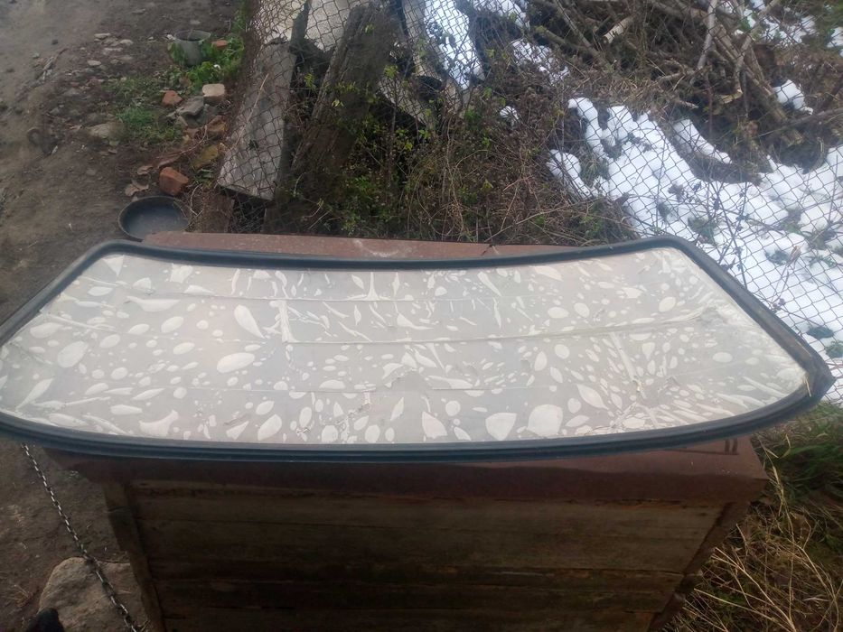 Продам заднє скло ваз 2106.