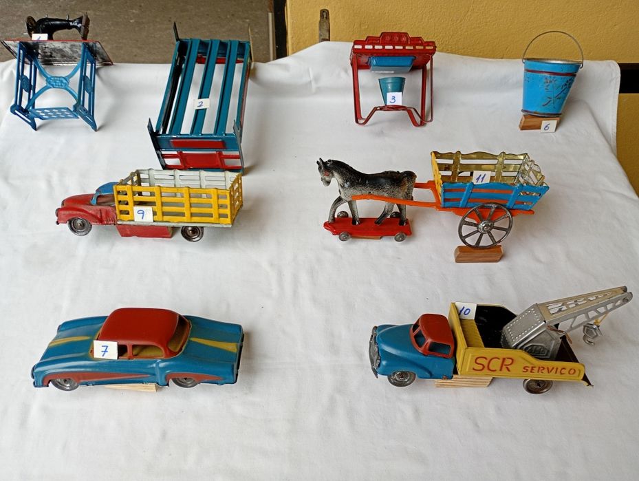 Brinquedos em folha flandres (A.M.L.)