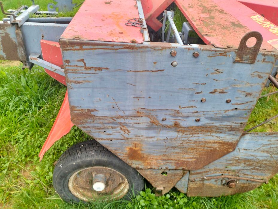 Enfardadeira a trabalhar