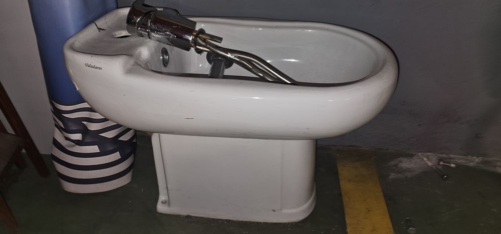 Bidé com torneira e sifão