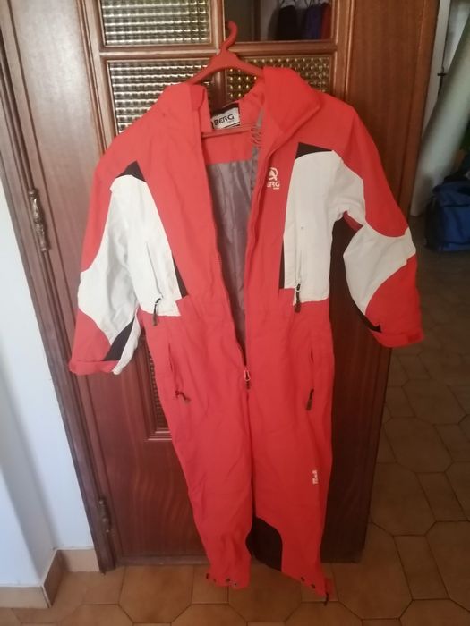 Calças para a neve novas e fato completo e botas
