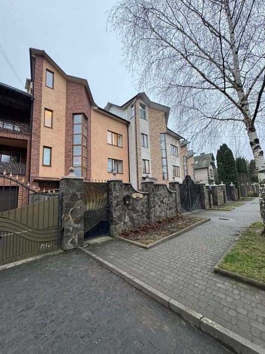 Здається 4 кімнатний пентхаус