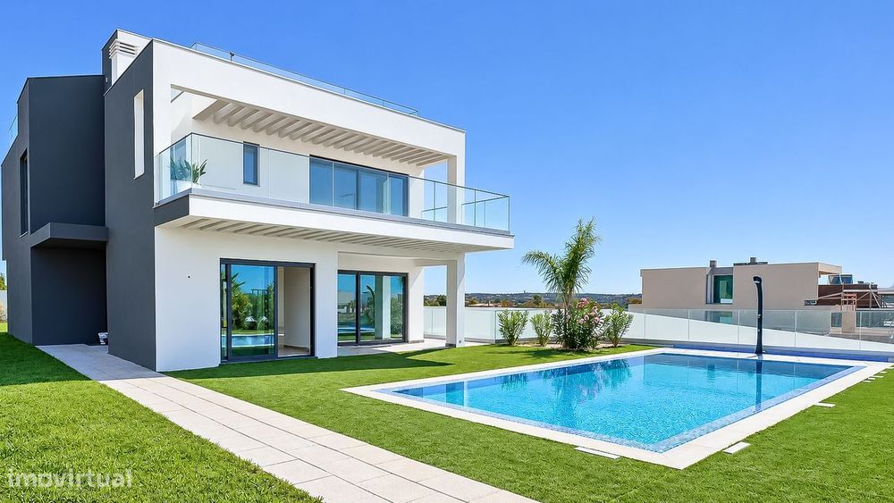 Moradia de Luxo T4 com Piscina e Vista Mar na Guia, Algarve