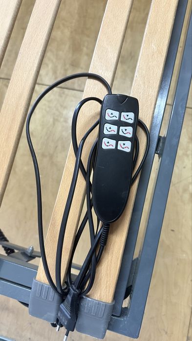 cama articulada elétrica com ripas de madeira e controle com fio