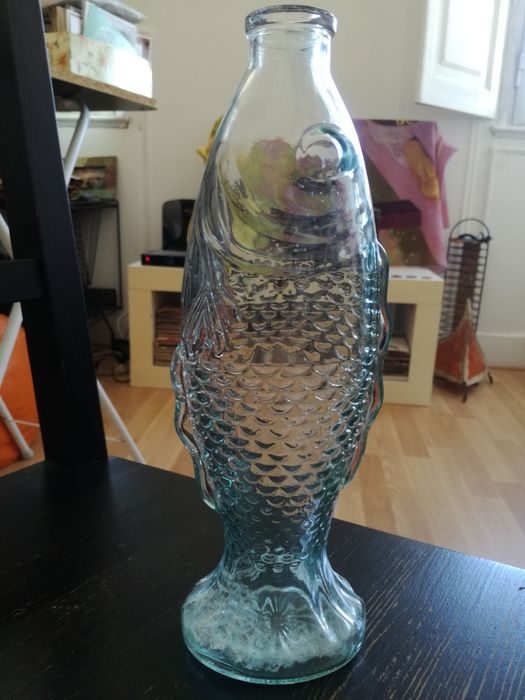 Garrafa de vidro em forma de peixe com rolha de cortiça