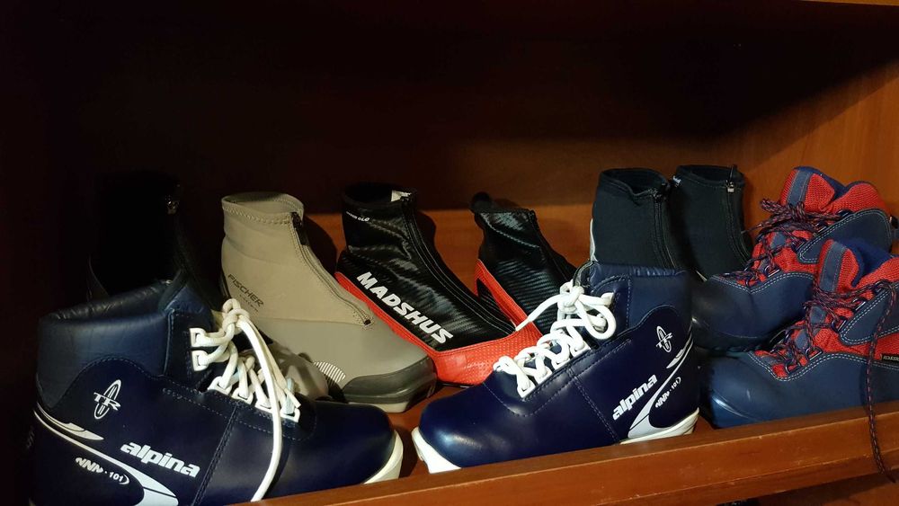 Narty biegowe i zjazdowe, buty narciarskie, kaski