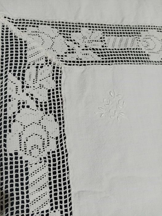 Lençol de cama antigo com renda e bordados