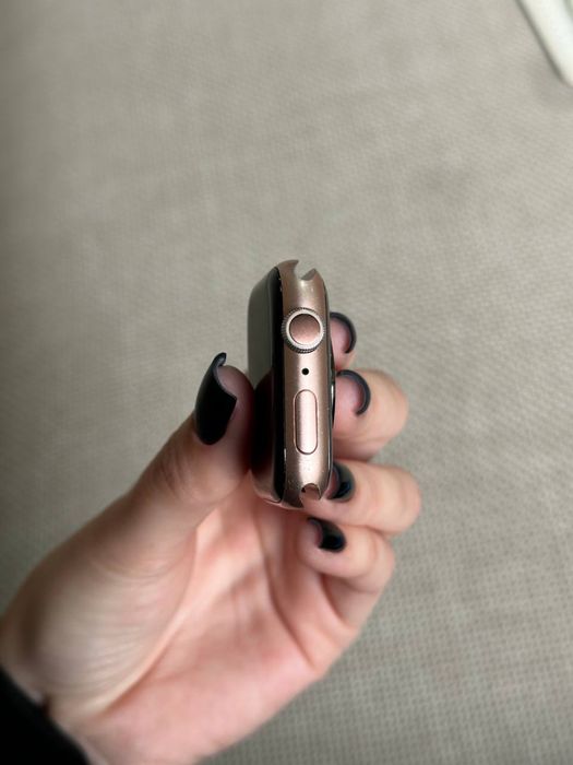 Продам свій смарт годинник Apple Watch SE 44 gold ОРИГІНАЛ