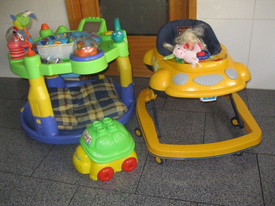 Educadora toma conta de crianças