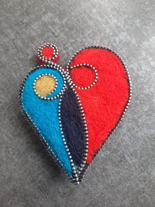Broszka filcowa - fikuśne serce