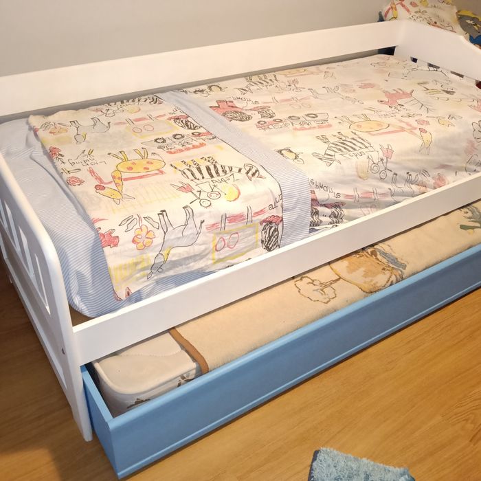 Cama dupla branca e azul