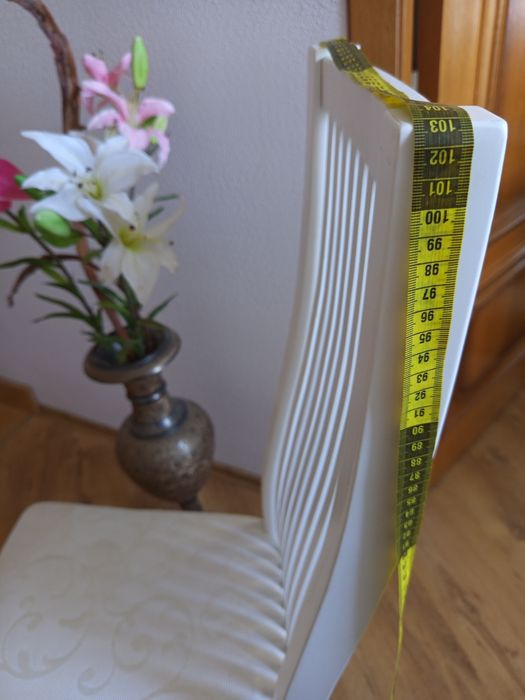 Крісло біле дерев'яне у вітальню,кухню