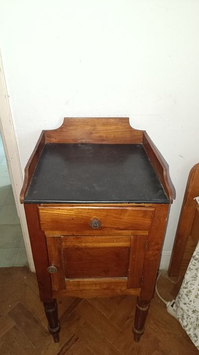 Mesa de cabeceira antiga