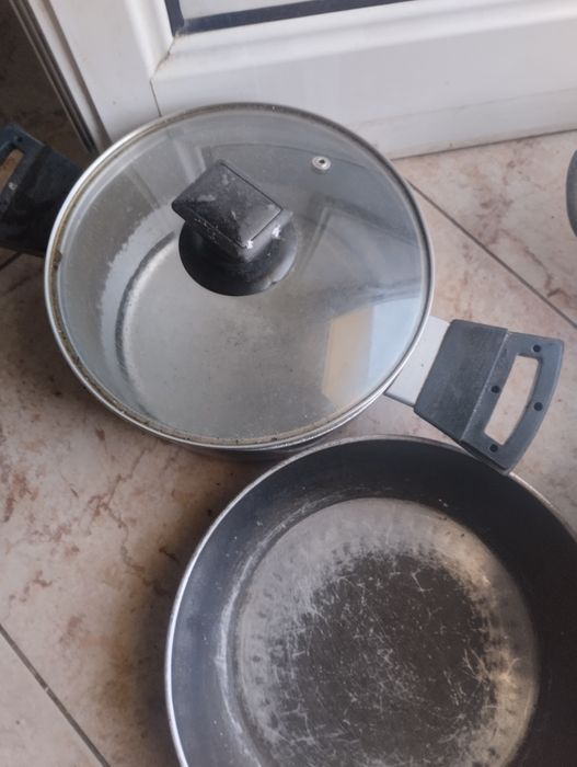 varias panelas em bom estado