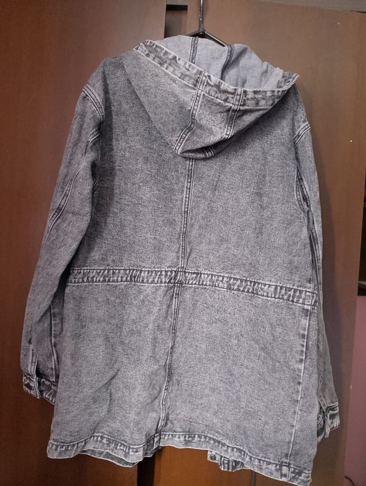 Katana jeansowa na suwak z kapturem