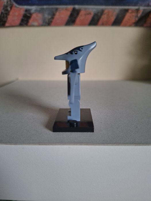 Minifigurka Lego z serii 27 Miłośniczka pterodaktyli w przebraniu.