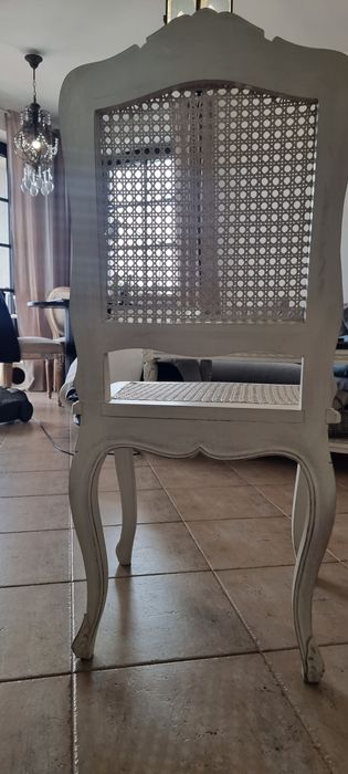 Ratanowe krzesło w stylu francuskim