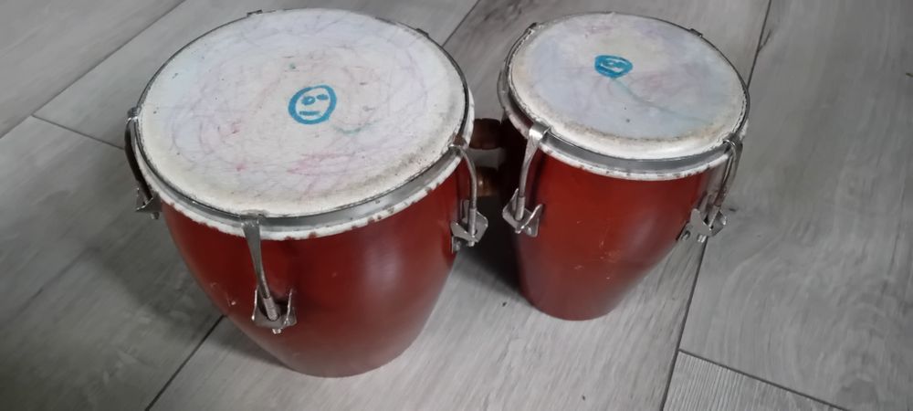 Bongosy drewniane kubańskie bębenki.
