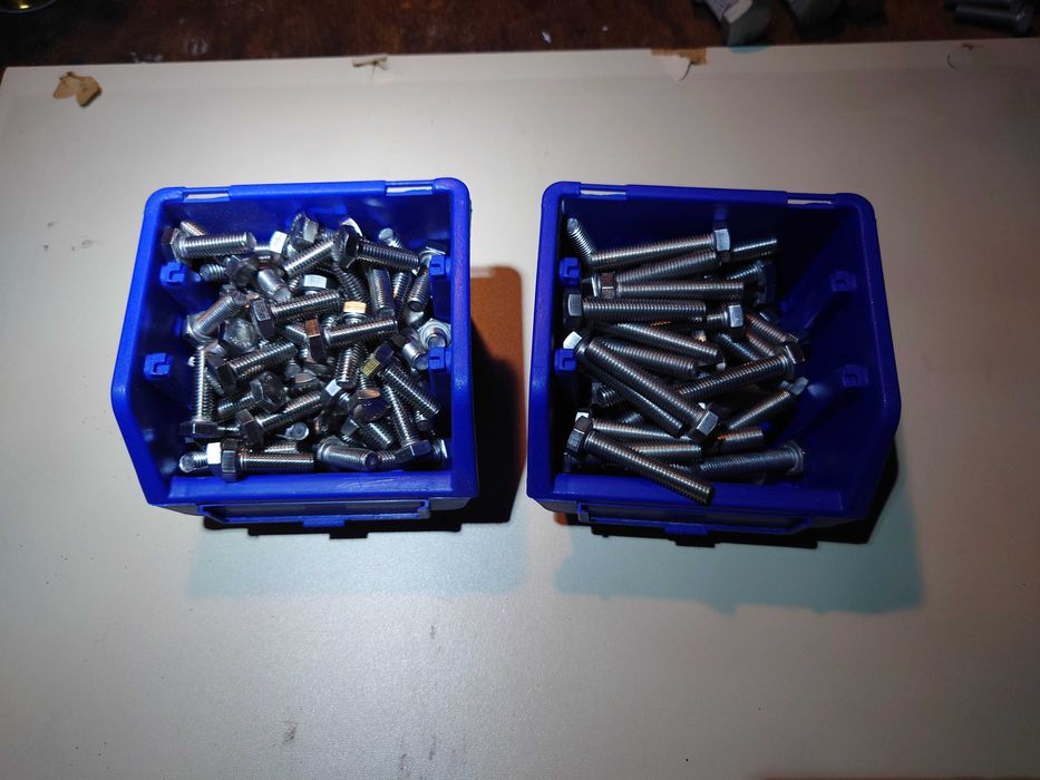 Śruby kwasoodporne ,nierdzewne  M8x25 , 8x45 podkładką 
i nakrętką.