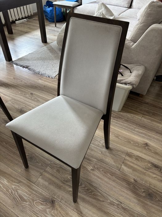 Rozkładany stół plus 4 krzesła marki Paged