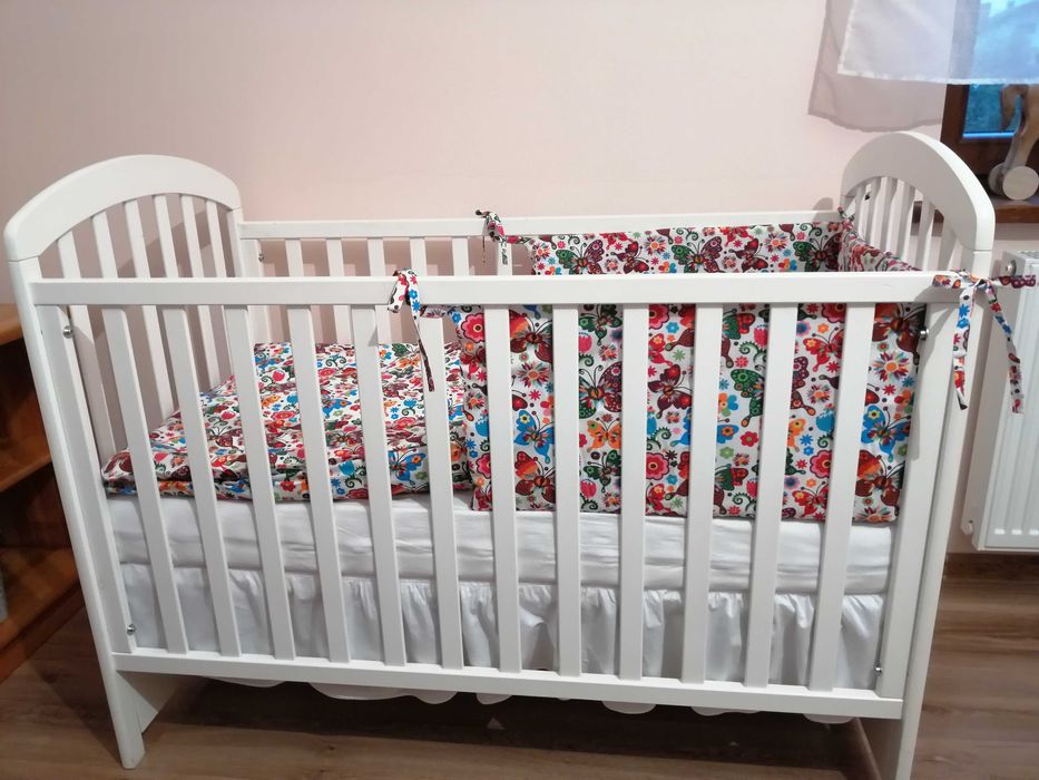 drewniane białe łóżeczko + materac i gratis