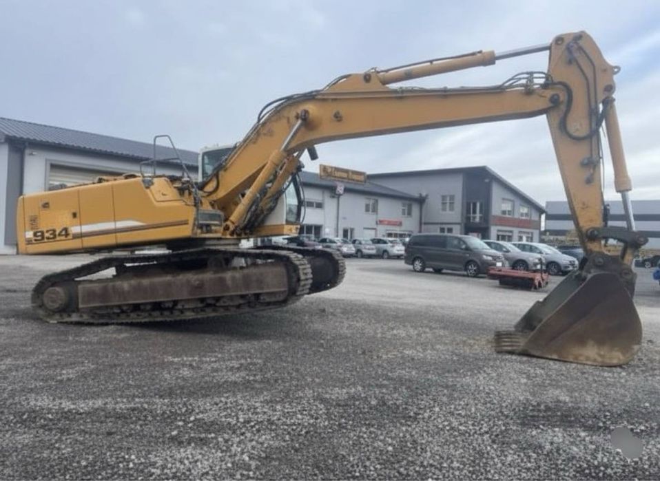 С оператором гусеничный экскаватор, екскаватор, земляні роботи