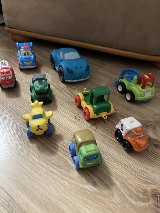 Zestaw małych autek .