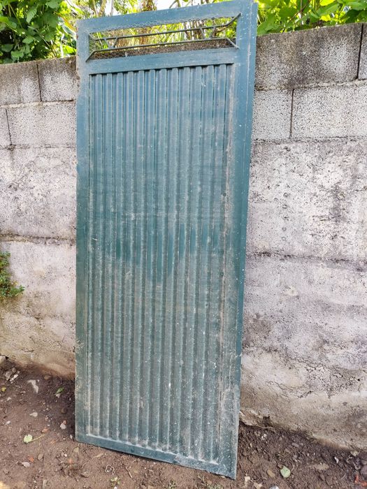 Portas de ferro com aro respetivo e fechadura