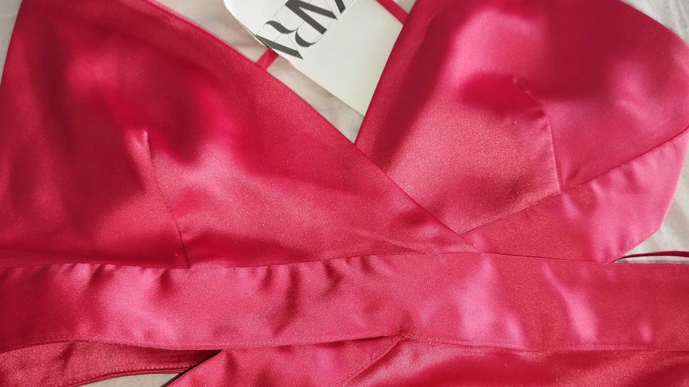 Рожева атласна міді-сукня Zara з вирізами на боках. Нова з біркою, але з нюансами